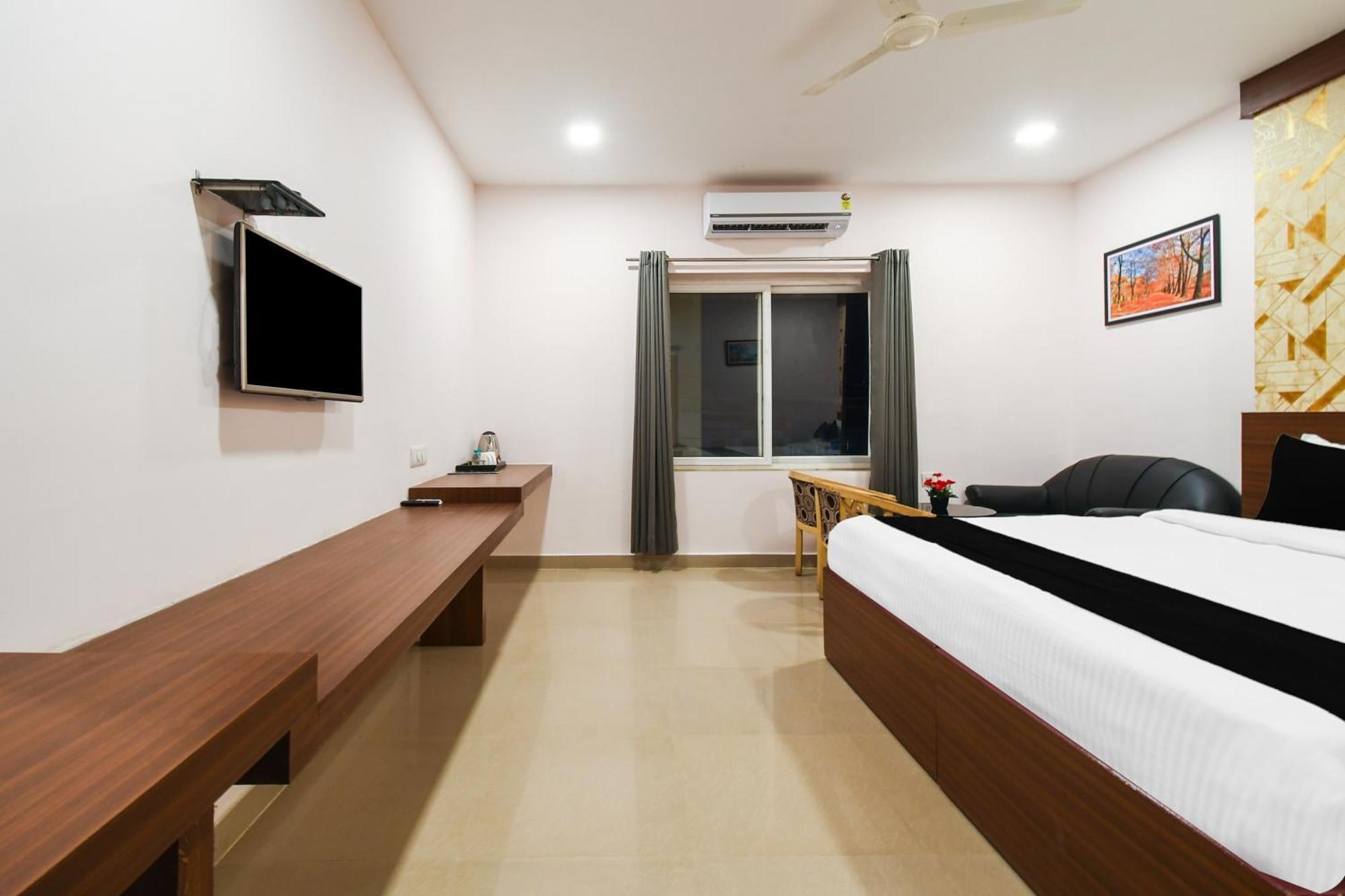 Super Townhouse Best Inn Khandagiri Bagian luar foto