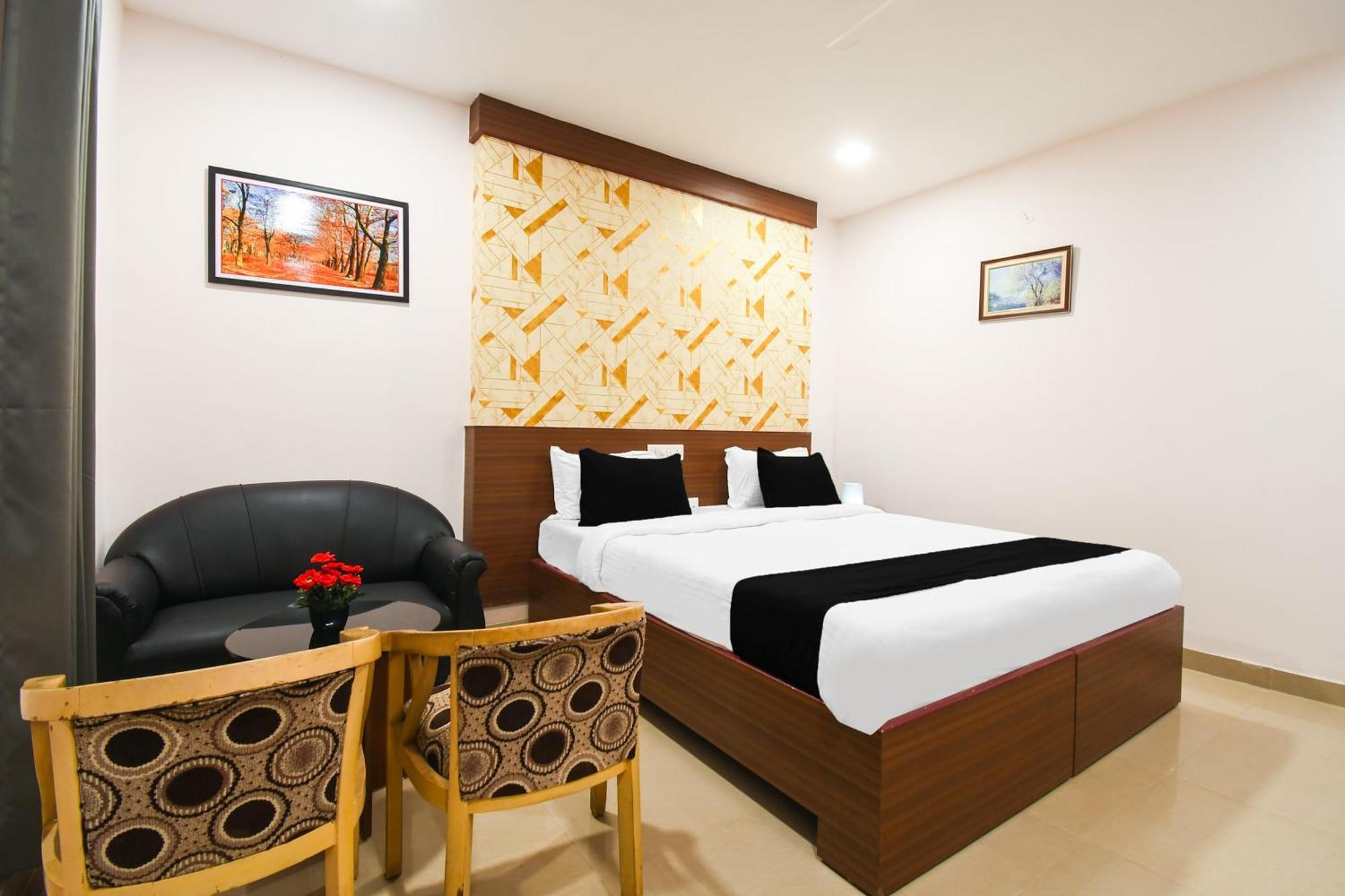 Super Townhouse Best Inn Khandagiri Bagian luar foto