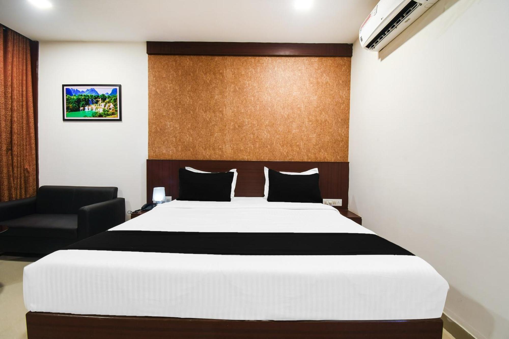 Super Townhouse Best Inn Khandagiri Bagian luar foto