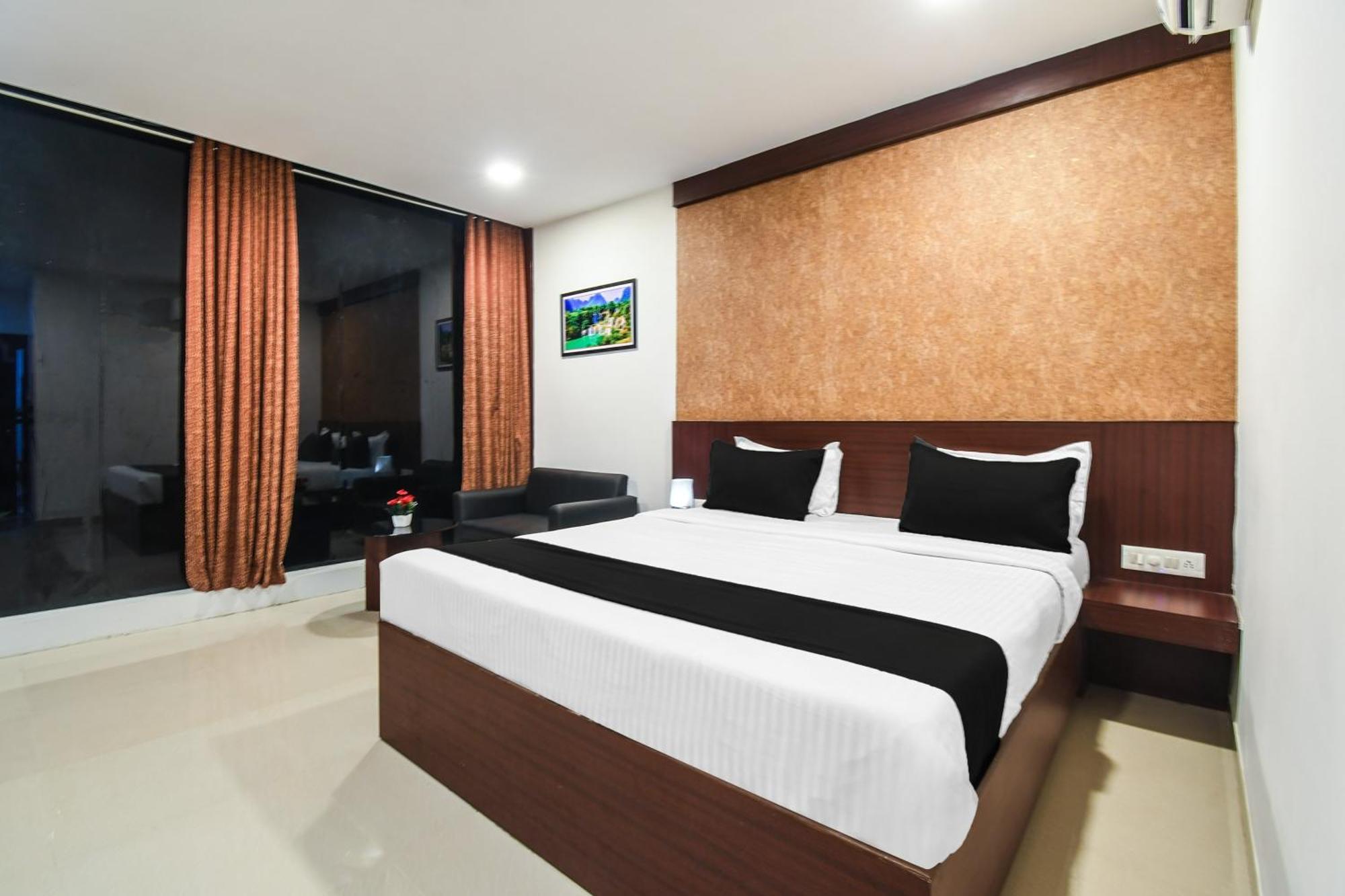 Super Townhouse Best Inn Khandagiri Bagian luar foto