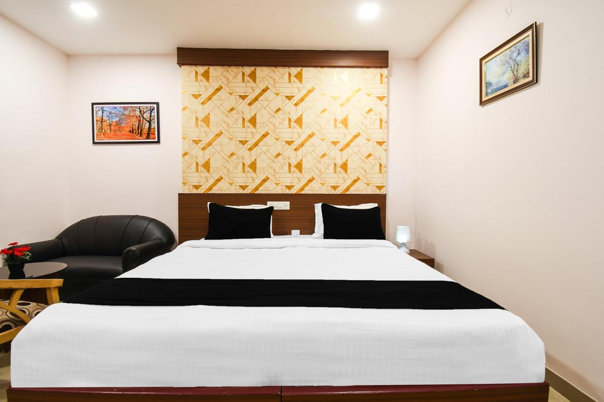 Super Townhouse Best Inn Khandagiri Bagian luar foto