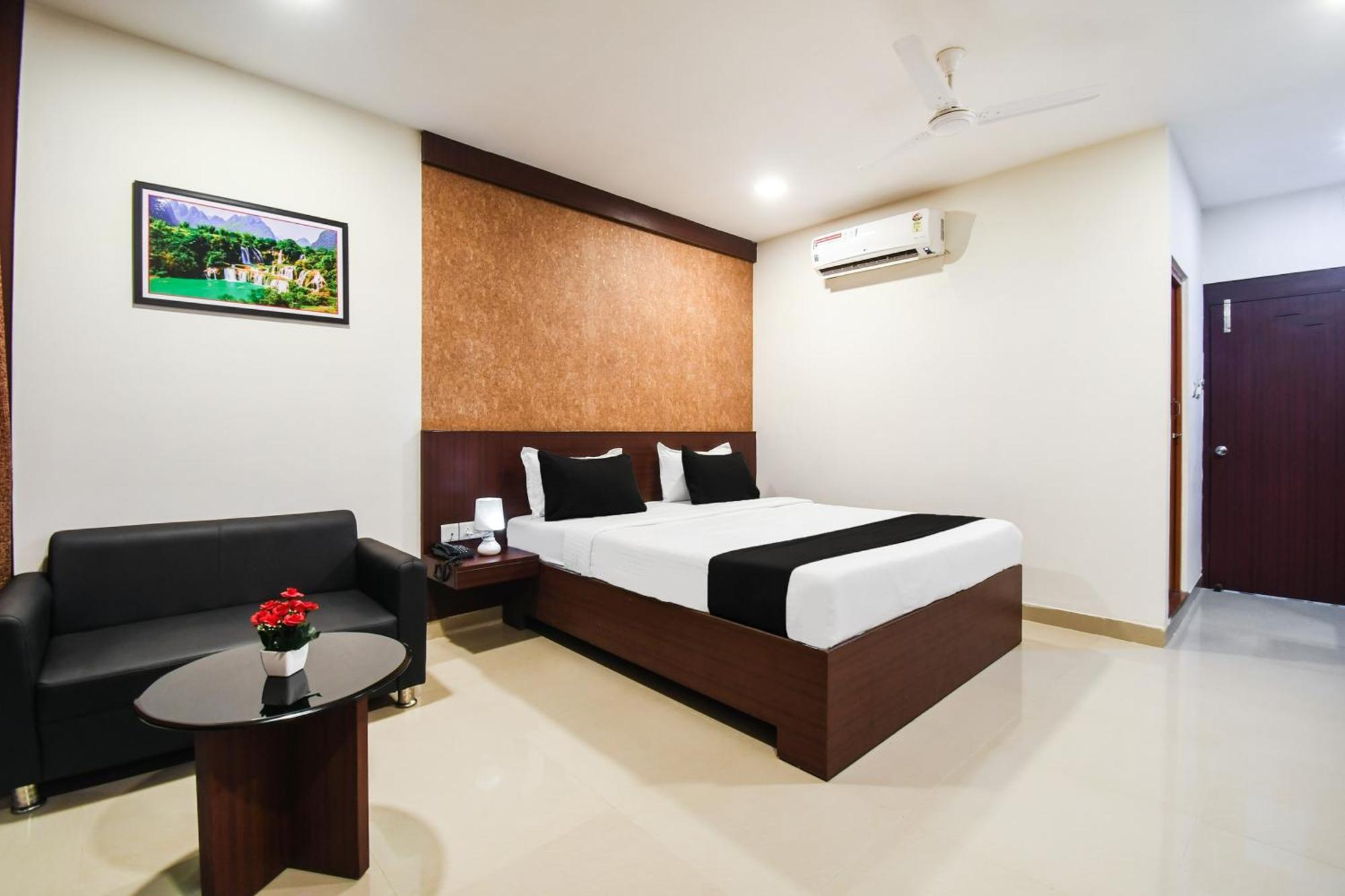Super Townhouse Best Inn Khandagiri Bagian luar foto