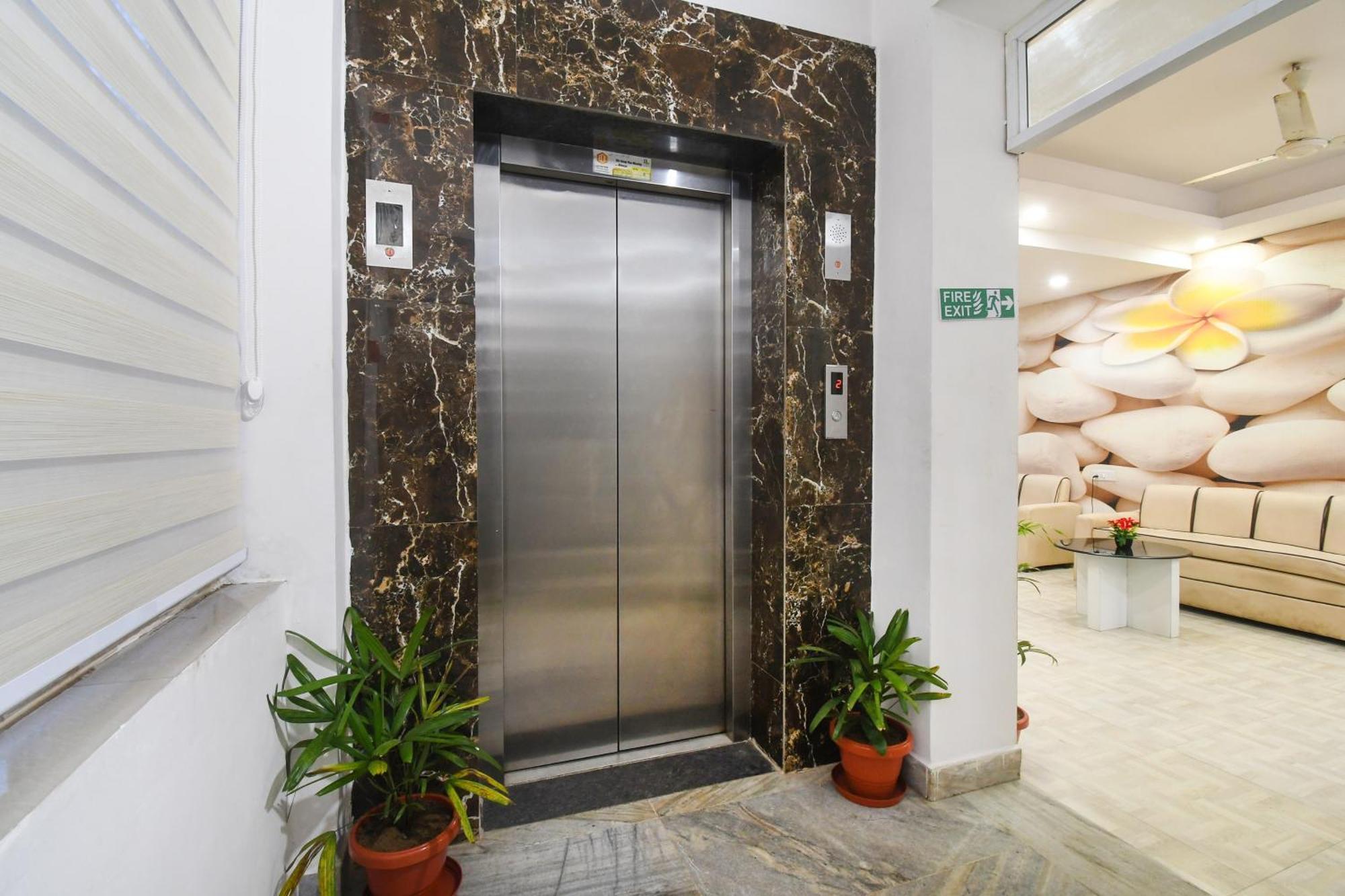 Super Townhouse Best Inn Khandagiri Bagian luar foto